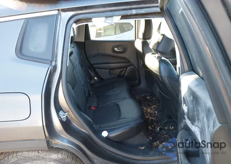 2018 Jeep Compass Latitude 4X4 из США, поврежденный, VIN 3C4NJDBB8JT176176